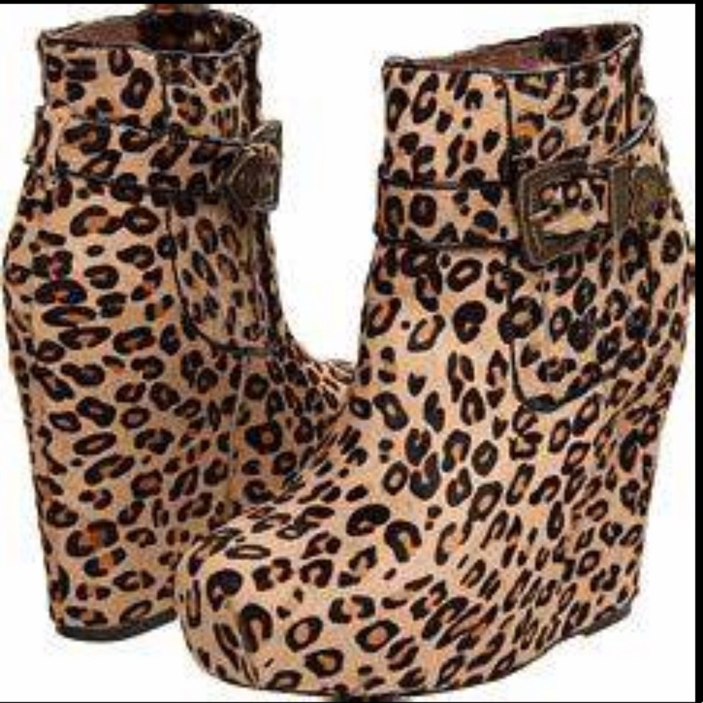 Brand new Betsey Johnson Leopard Carrin platform booties - size 7